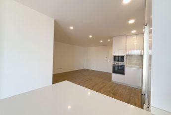 2 bedroom flat like new near the Wisteria Shopping Center!