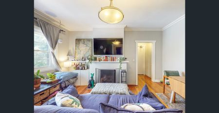 Charming 2-Bedroom Apartment on Barkly Street: A St Kilda Oasis - Photo 3