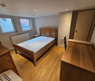 6 Bed - 137 Ash Road, Headingley, Leeds - LS6 3HD - Student - Photo 6