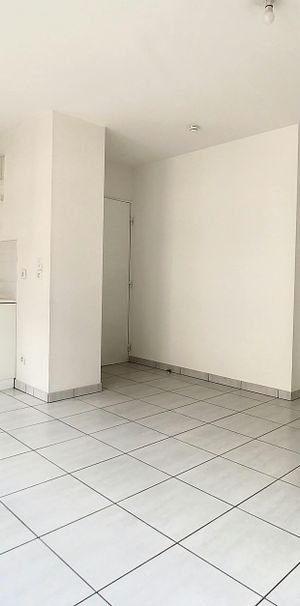 Lyon 7ème Idéalement situé grand T2 avec cuisine aménagée et garage - Photo 1