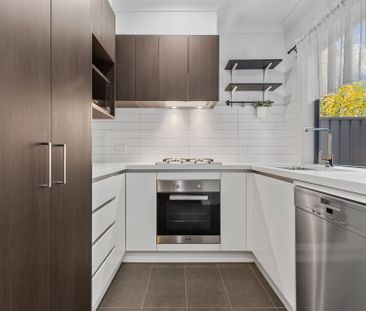 Contemporary townhouse in a great location - Photo 2
