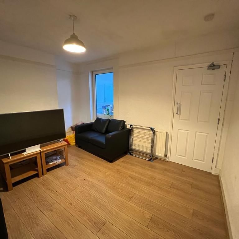 4 bedroom semi-detached house to rent - Photo 1