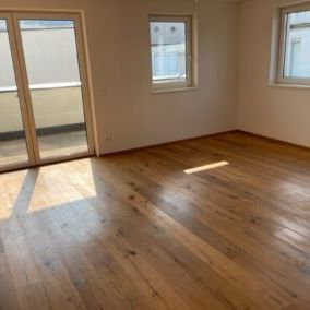 Moderne, hochwertig ausgestattete 2 Zimmer Wohnung mit Balkon und Parkplatz - Photo 1