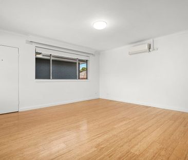A STYLISH ABODE IN A DREAM LOCATION-6 MONTH LEASE ONLY - Photo 2
