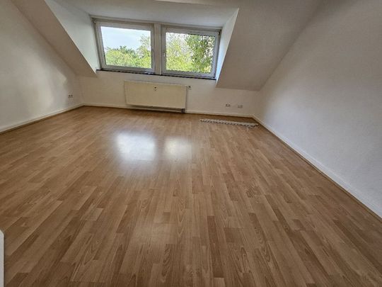 Gemütliche Dachgeschosswohnung mit ca. 34 m² Wohnfläche und Einbauküche in ruhiger Wohnlage - Photo 1