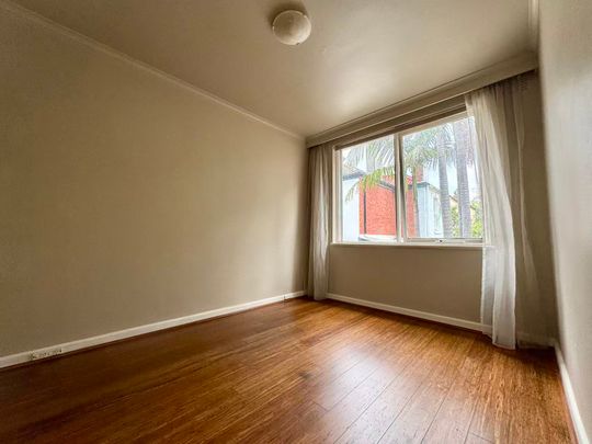 Bright 1 Bedroom Apartment in Great St Kilda Location - Photo 1