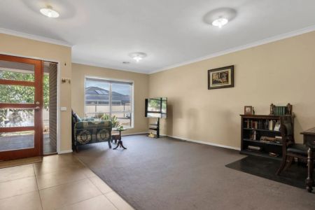 Spacious Family Home in Quiet Court Location! - Photo 3