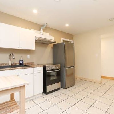 Lovely 2 Bed/1Bath Suite - Photo 4