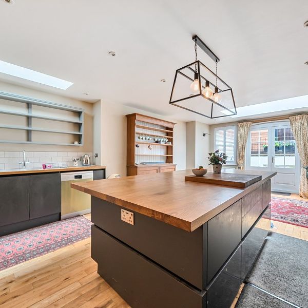 Sydenham Road, Guildford - 4 bedrooms Property for lettings - Seymours - Photo 1