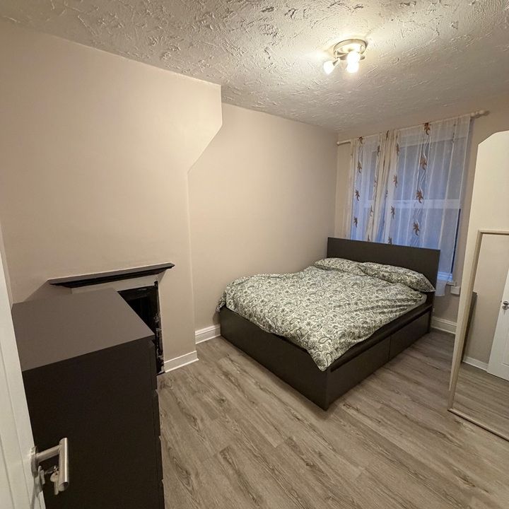 Room in a Shared Flat, Deloraine House, SE8 - Photo 1