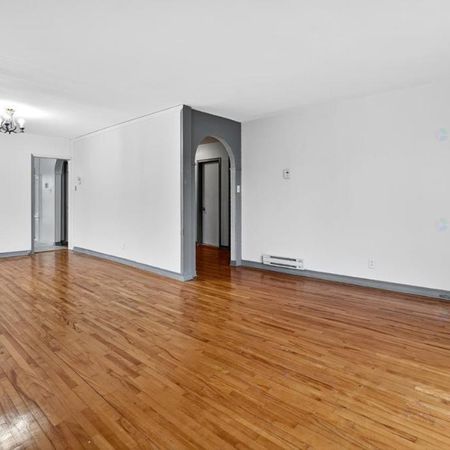 3-bedroom apartment 1200 sqft Perfect spot Lachine Montreal for rent - Photo 3