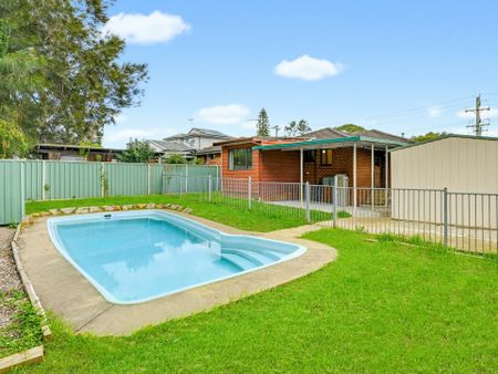 Spacious Three Bedroom Home with Inground Pool - Photo 4