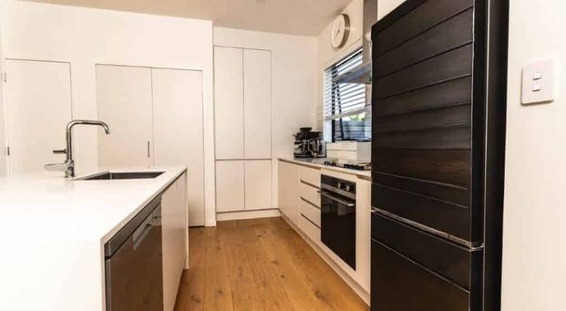 Warm and Inviting St Vincents Ave Beauty - Photo 1