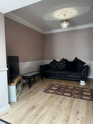 Room in a Shared House, Quebec Road, IG2 - Photo 1