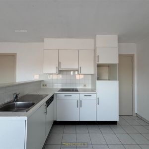 Te huur, lichtrijk 1 slaapkamer appartement op de bovenste verdieping in het centrum van Ronse - Photo 2