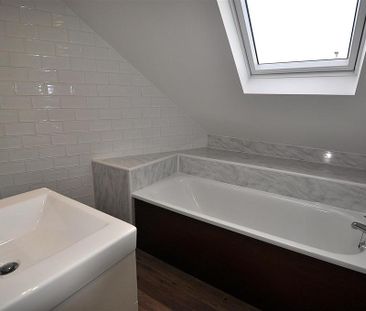 3 bedroom flat to rent - Photo 6