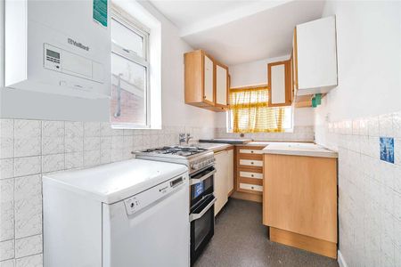 A three bedroom semi detached house to rent in the Town Centre - Photo 5