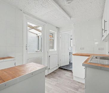 3 bedroom end of terrace house to rent - Photo 3