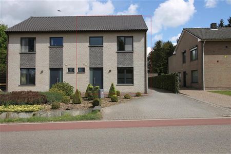 Recente halfopen bebouwing met ruime tuin, terras en garage - Photo 3