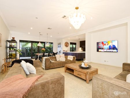 STYLISH, BEAUTIFULLY PRESENTED FAMILY HOME!!! - Photo 3