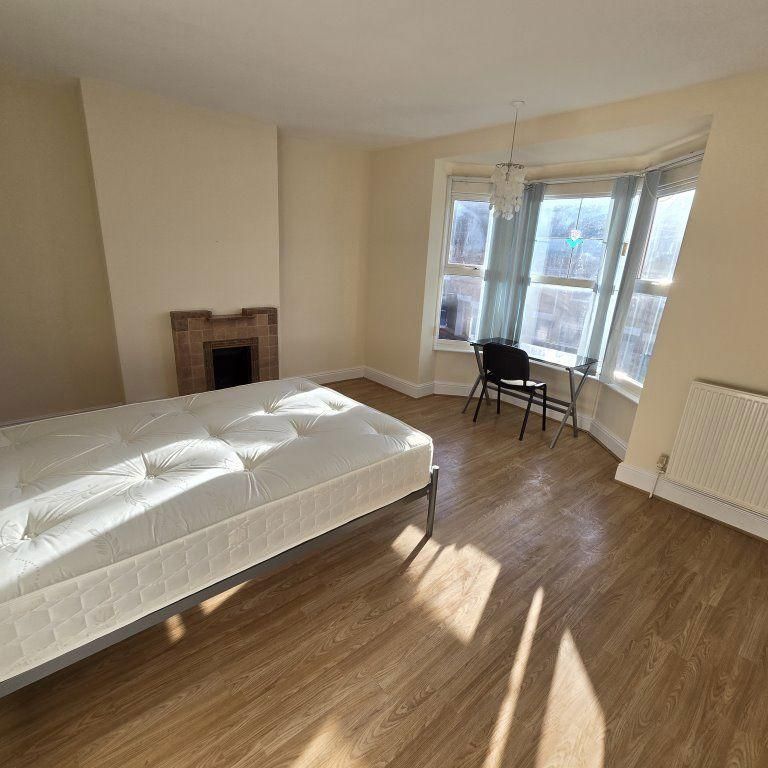4 bedroom terraced house to rent - Photo 1