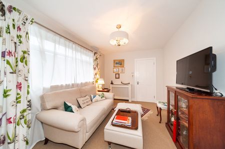 4 Bed Terraced House, Glentanner Way, SW17 - Photo 2
