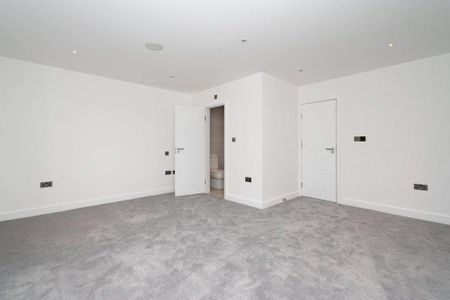 4 bedroom semi-detached house to rent - Photo 5