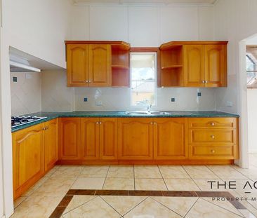 Spacious 3 Bedroom Home! - Photo 3