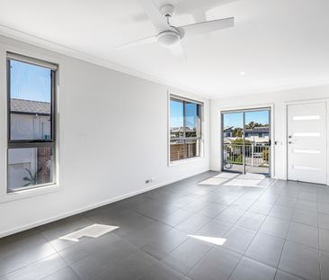 Modern Two Bedroom Home! - Photo 2