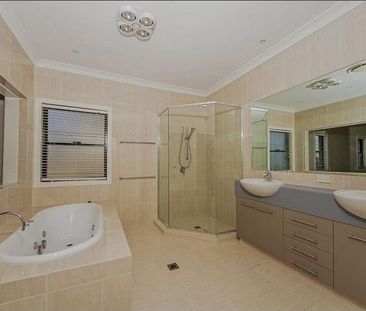 5 St Paul Crescent, Varsity Lakes QLD 4227 - House For Rent | Domain - Photo 6