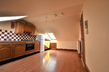 3 bedroom flat to rent - Photo 2