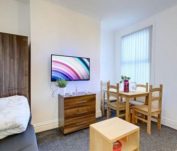 4 bedroom property to rent - Photo 1