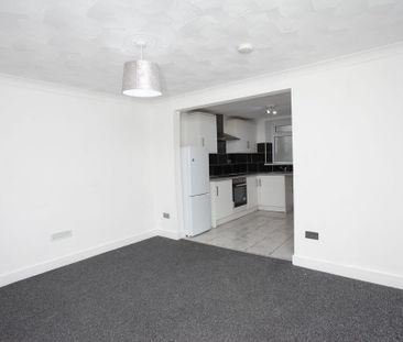 2 bedroom end of terrace house to rent - Photo 2