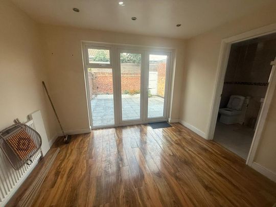 4 bedroom terraced house to rent - Photo 1