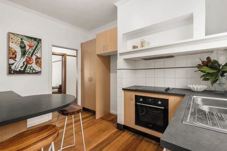 Art Deco Elegance in a Lifestyle Setting - Photo 4