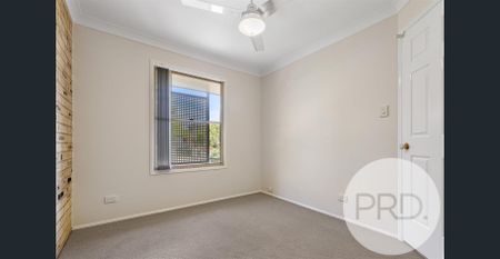 MODERN TRI-LEVEL TOWNHOUSE WITH TWO CAR LOCK-UP - Photo 4