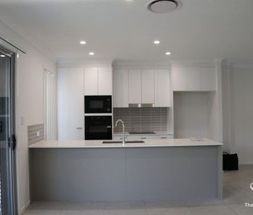 LUXURY 4 BEDROOM TOWNHOUSE 2 LIVING AREAS - Photo 6