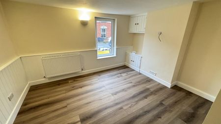 2 bedroom end of terrace house to rent - Photo 2