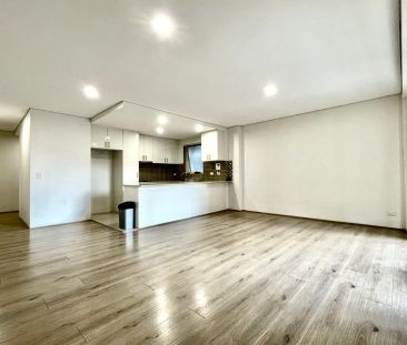 Oversized two bedroom apartment with walk-to-everywhere locale - Photo 6