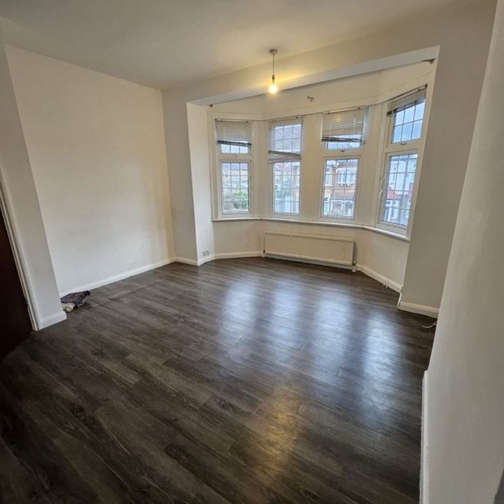 5 Bed Detached House, Windsor Road, E11 - Photo 1