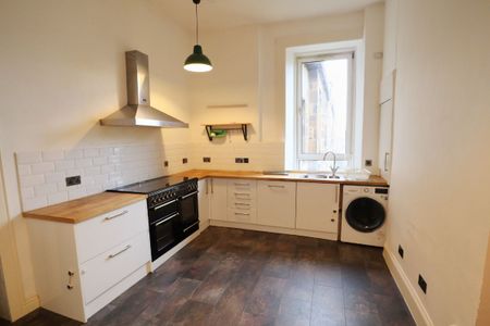 3 Bed, Flat - Photo 4