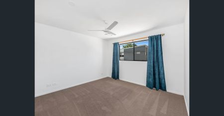 Modern 4-bedroom living - Photo 5