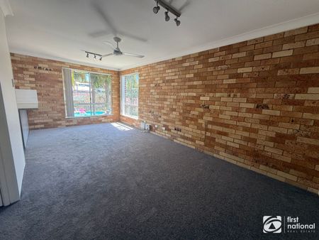 Renovated townhouse within walking distance to town - Photo 4
