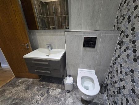 3 bedroom flat to rent - Photo 3