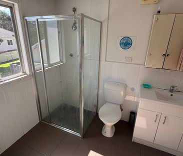 A room in a comfortable shared home, perfect for students or singles - Photo 4