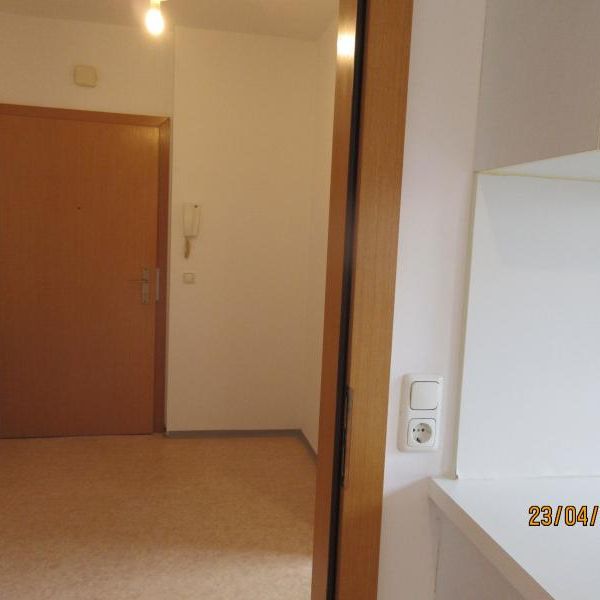 Makartstraße 8,3: Single/Paar: Schöne DG-Wohnung, 2 Zimmer, 42.06m2 WNFL und ausgebautem Spitzboden mit 35,44m2,3.Stock, Parkplätze! - Foto 1