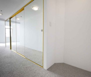 SPECTACULAR TWO BEDROOM APARTMENT WITH HARBOUR VIEWS & DOUBLE PARKING - Photo 2