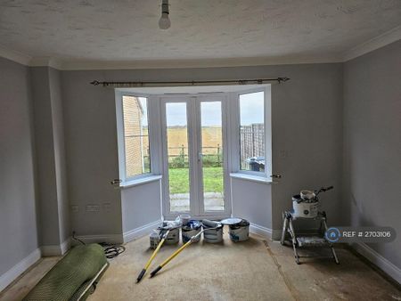 3 bedroom semi-detached house to rent - Photo 2