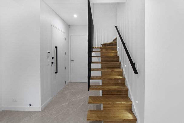 4 Bedroom Duplex in Pime Location - Photo 1