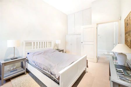 3 bedroom house in South Kensington - Photo 3